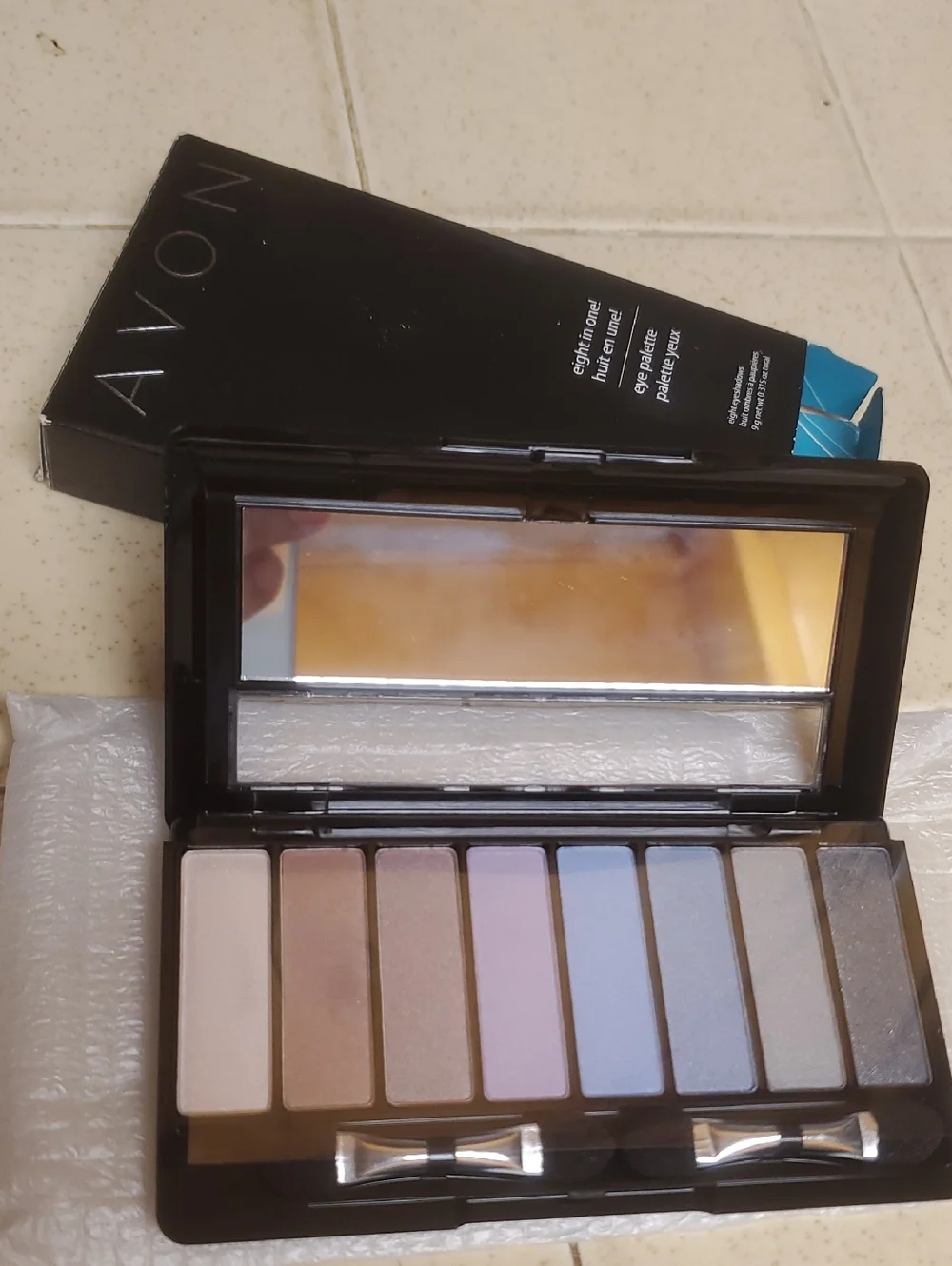 Avon Eyeshadow Palette 8-in-1 With 2 Applicators New